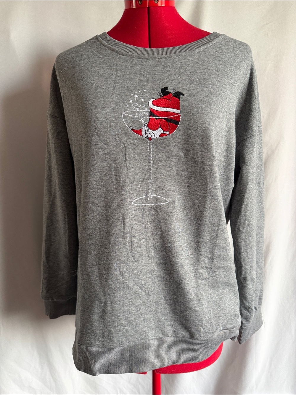 Gray Crewneck Sweater with Red Graphic Wine Glass Motif MM32